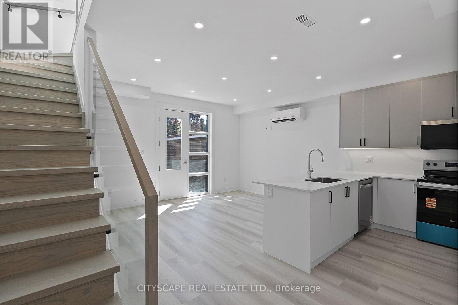 Upper #4 - 589 Oakwood Avenue, Toronto, Ontario  M6E 2X8 - Photo 31 - C13736106