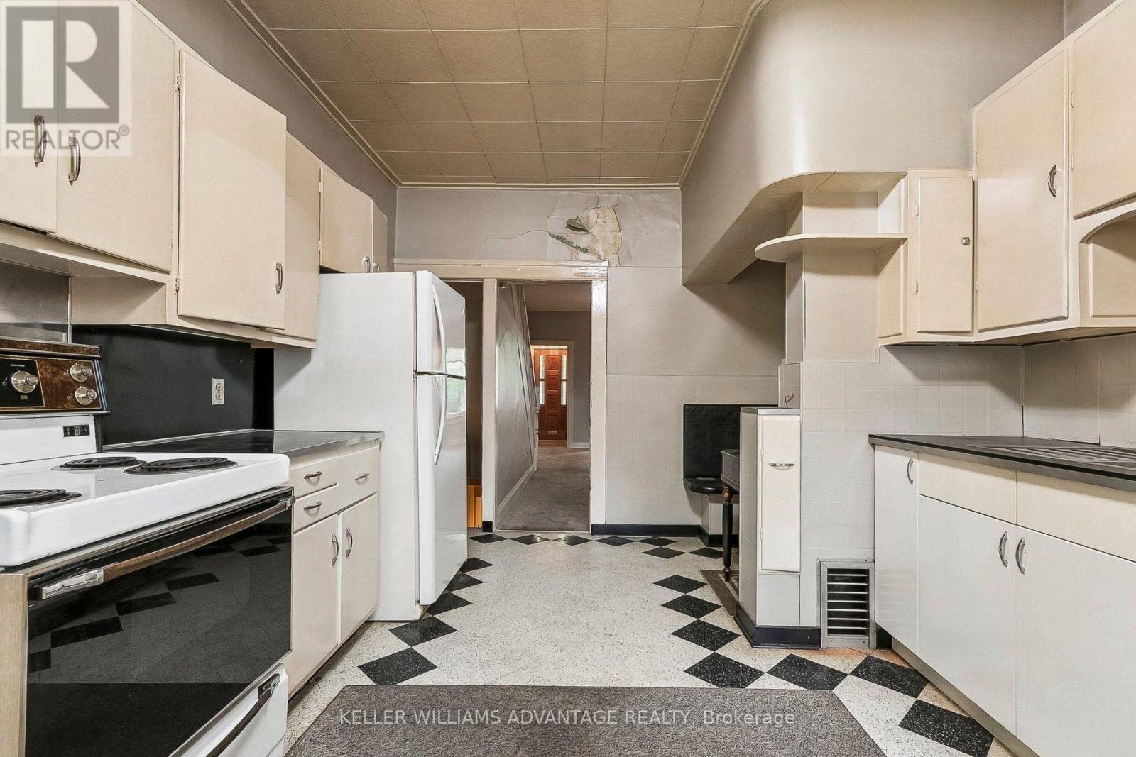32 Dingwall Avenue E, Toronto, Ontario M4J 1C3 - Photo 13 - E13754092