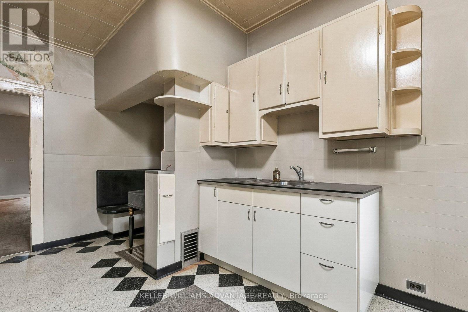 32 Dingwall Avenue E, Toronto, Ontario M4J 1C3 - Photo 15 - E13754092