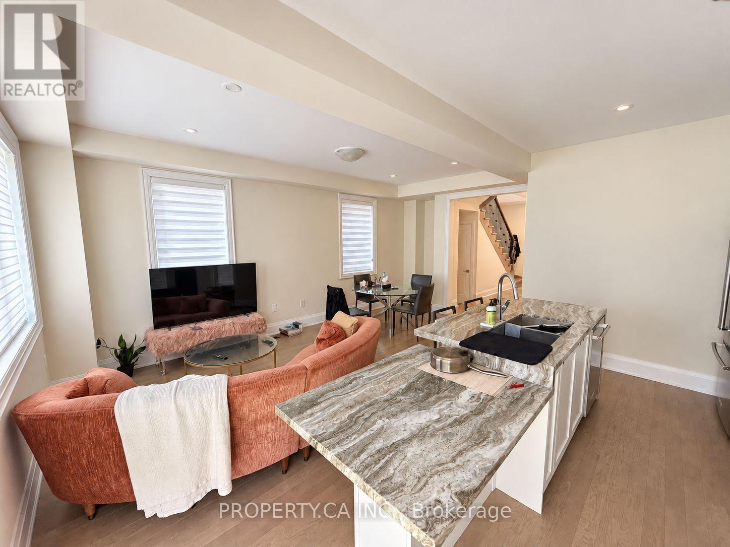 15 Schmeltzer Crescent, Richmond Hill, Ontario  L4E 1A2 - Photo 3 - N13754246