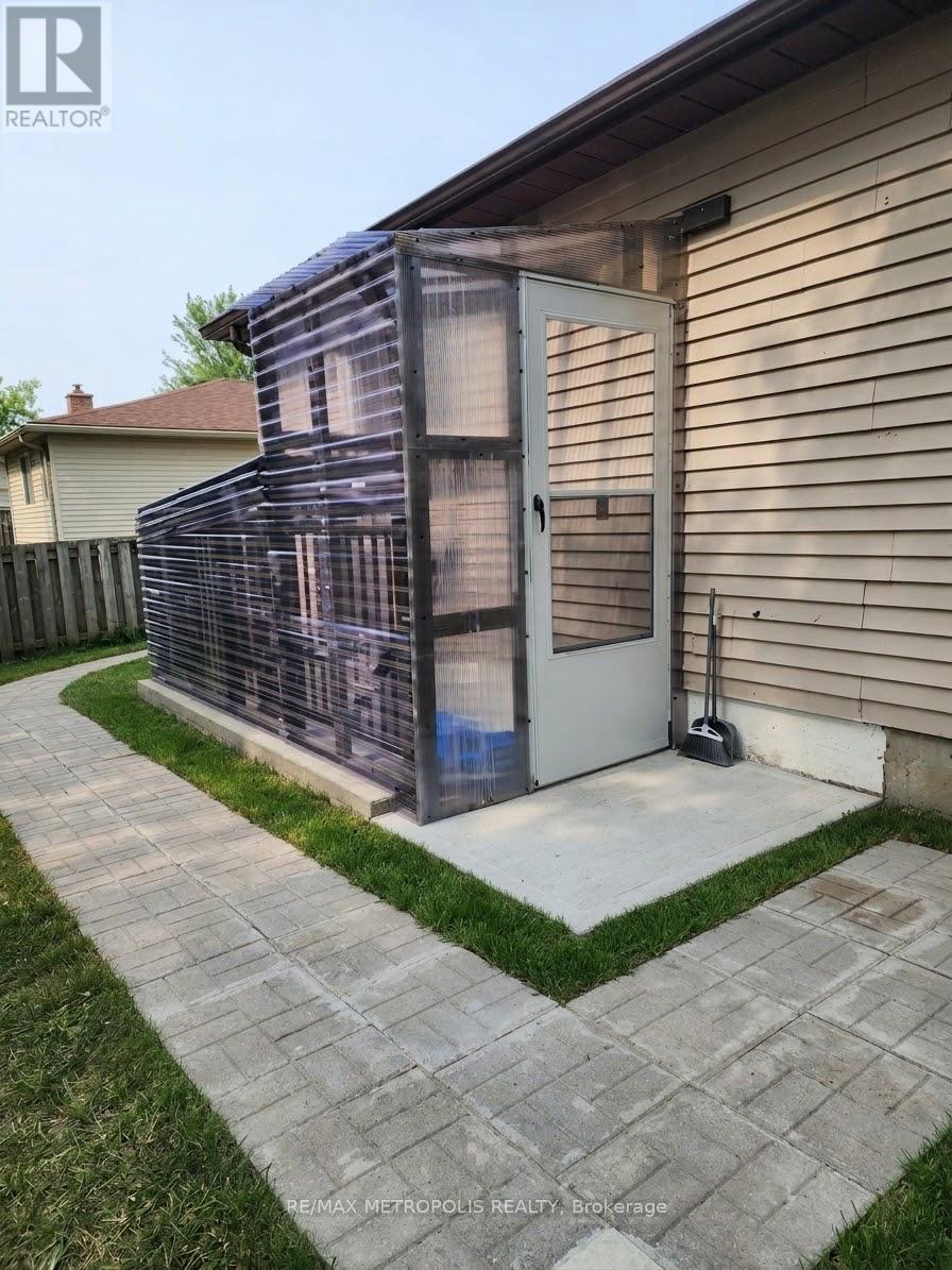 65 Gloria Street, Barrie, Ontario  L4N 5W5 - Photo 2 - S13753854