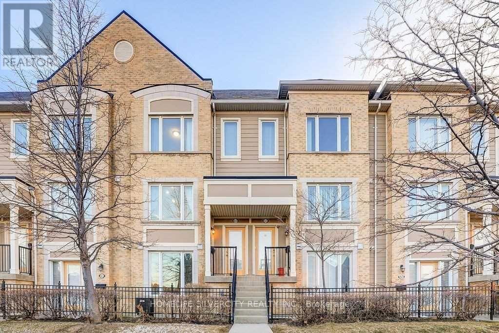 64 - 60 Fairwood Circle, Brampton, Ontario  L6R 0Y6 - Photo 1 - W13753882