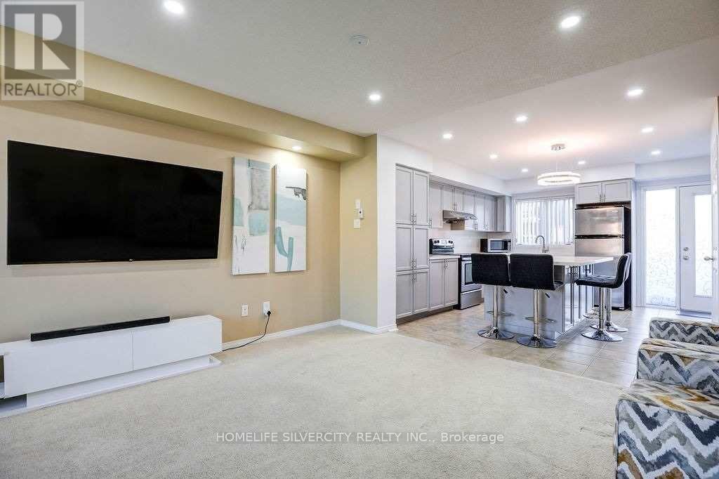 64 - 60 Fairwood Circle, Brampton, Ontario  L6R 0Y6 - Photo 4 - W13753882