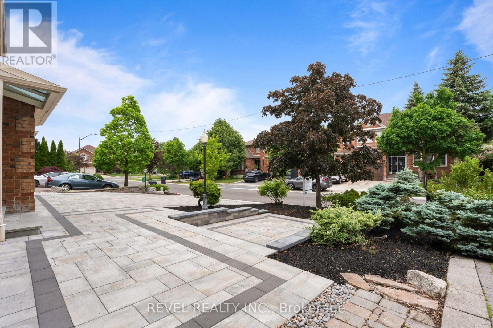 6872 Round Leaf Court, Mississauga, Ontario  L5N 6X6 - Photo 2 - W13753984