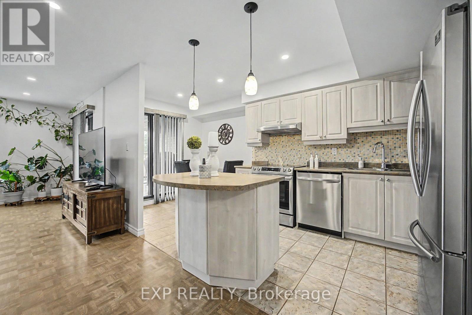 501 - 1000 Cedarglen Gate, Mississauga, Ontario  L5C 3Z5 - Photo 1 - W13754276