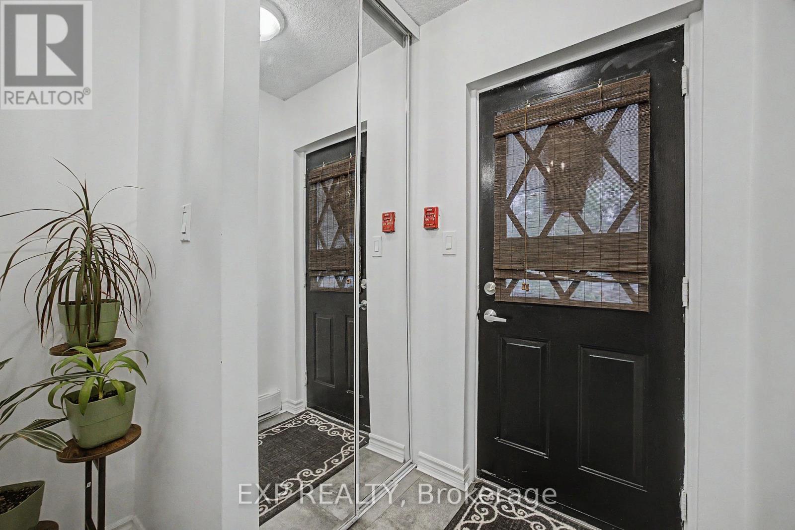 501 - 1000 Cedarglen Gate, Mississauga, Ontario  L5C 3Z5 - Photo 2 - W13754276