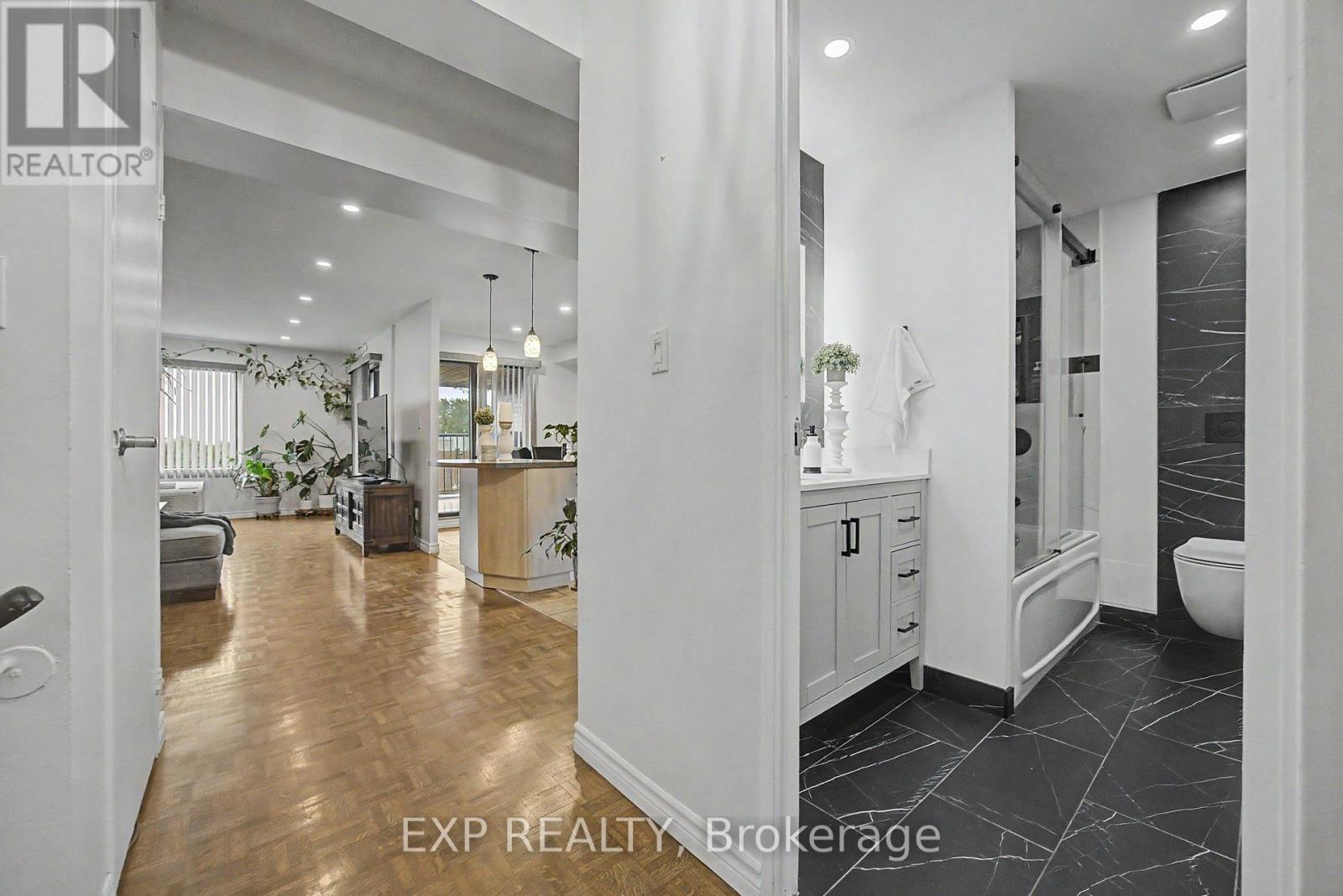 501 - 1000 Cedarglen Gate, Mississauga, Ontario  L5C 3Z5 - Photo 5 - W13754276
