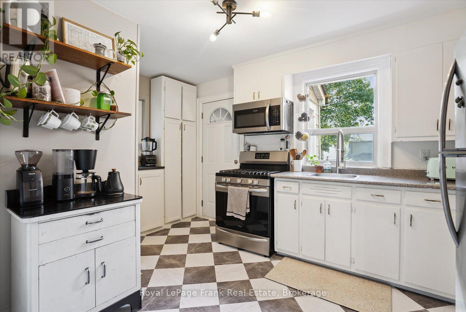108 Greenwood Avenue, Toronto, Ontario  M4L 2P6 - Photo 14 - E13754330