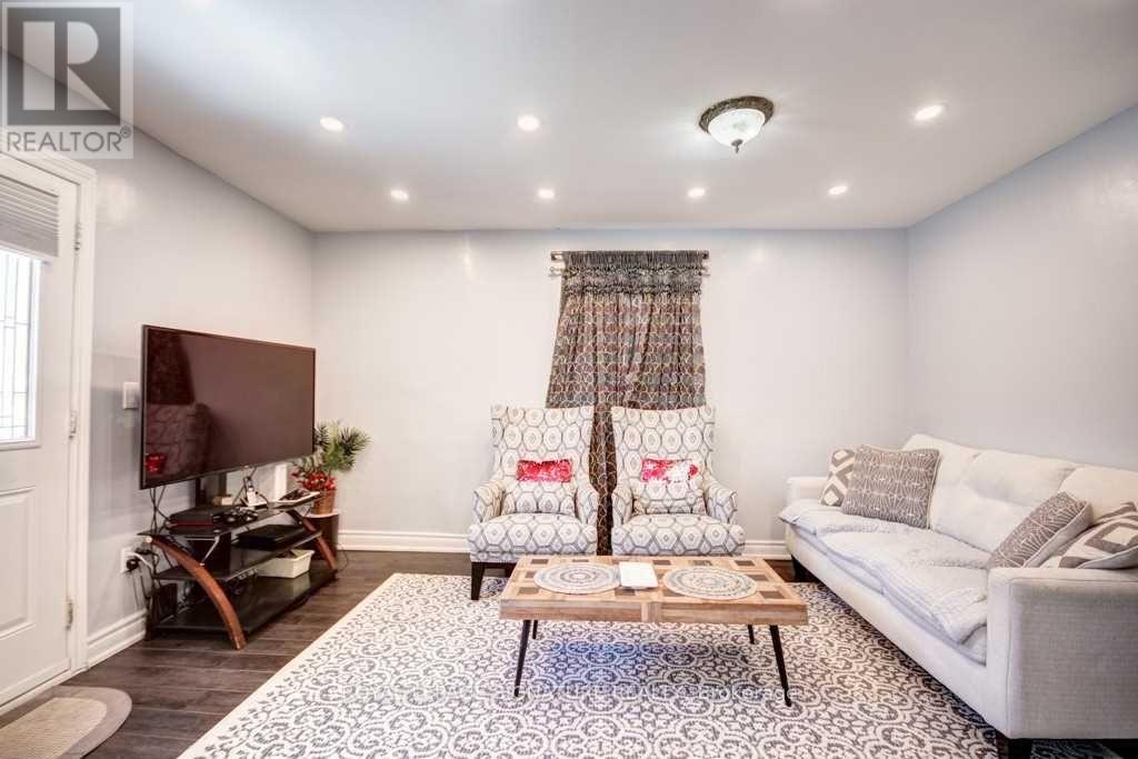 Main - 111 Ellington Drive, Toronto, Ontario  M1R 3Y2 - Photo 11 - E13754450
