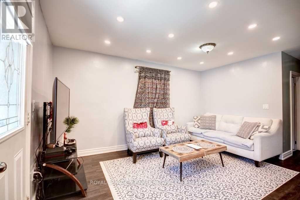 Main - 111 Ellington Drive, Toronto, Ontario  M1R 3Y2 - Photo 12 - E13754450