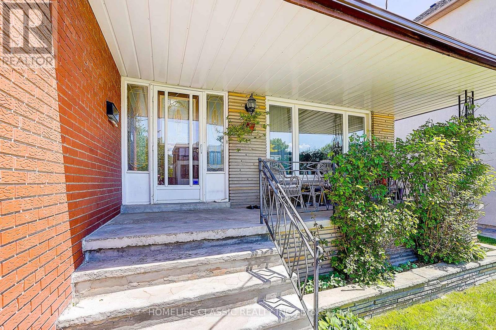 69 Elm Avenue, Richmond Hill, Ontario L4C 6K8 - Photo 3 - N13754432