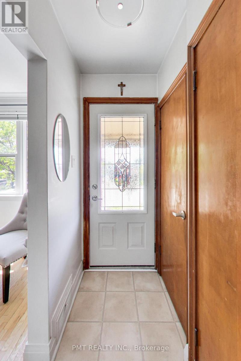 25 Ronald Avenue, Toronto, Ontario  M6E 4M5 - Photo 5 - W13754430