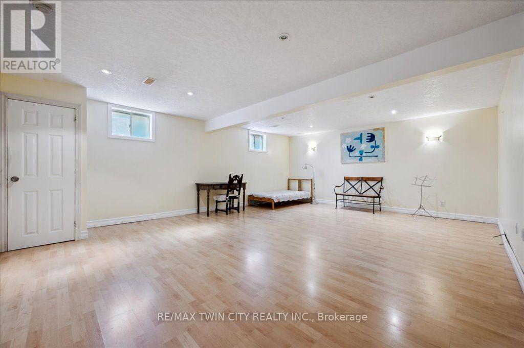 537 Havendale Place, Waterloo, Ontario  N2L 0G2 - Photo 32 - X13754348