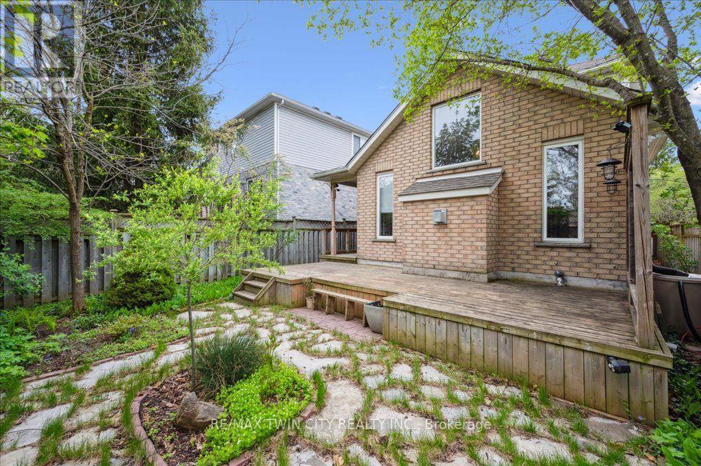 537 Havendale Place, Waterloo, Ontario  N2L 0G2 - Photo 37 - X13754348