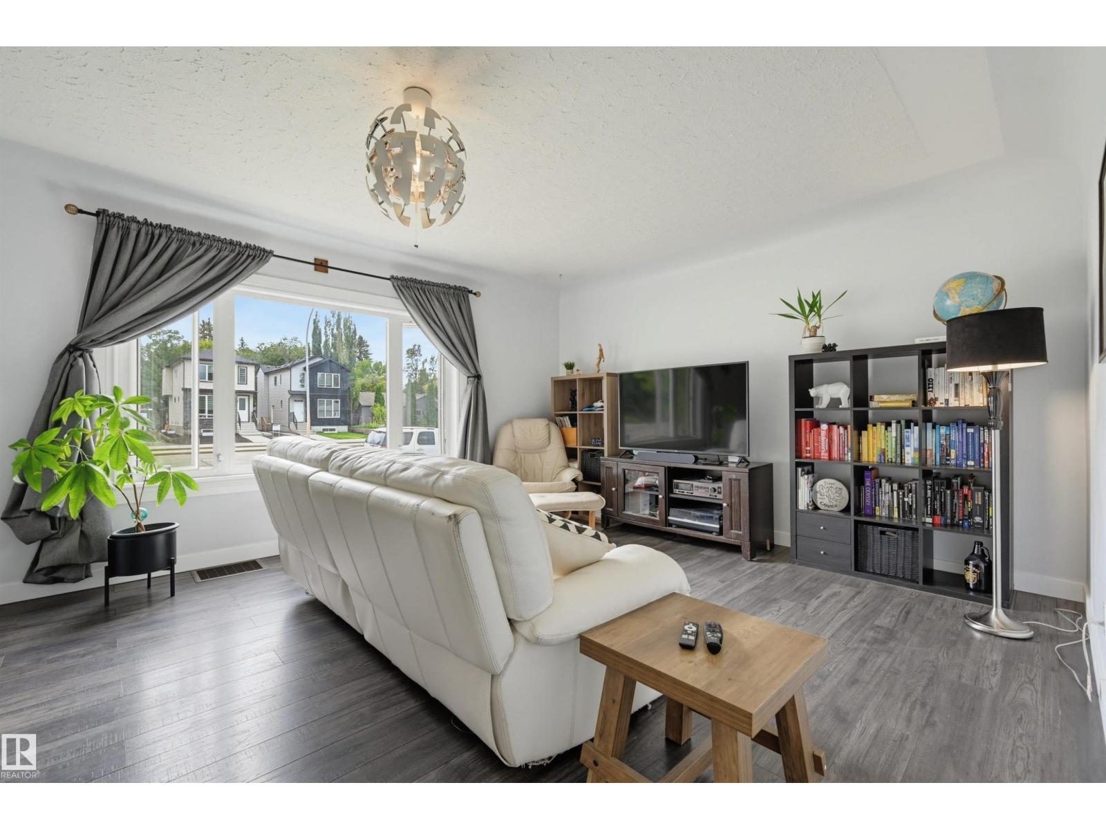 10670 61 Av NW, Edmonton, Alberta  T6H 1L7 - Photo 4 - E4507520