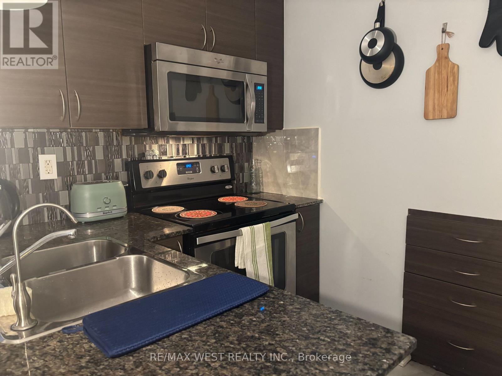 102 - 5 Sousa Mendes Street, Toronto, Ontario  M6P 0A8 - Photo 4 - W13513378