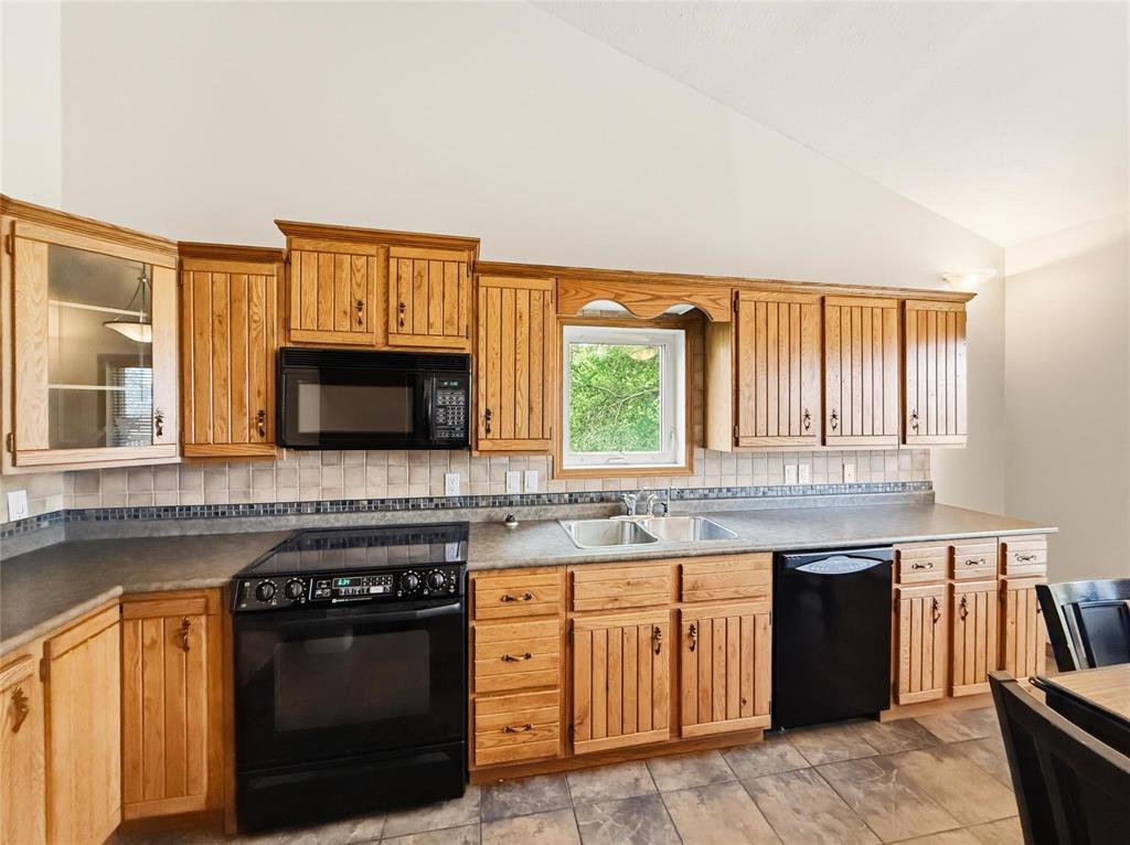 2005 Braecrest Drive, Brandon, Manitoba  R7A 1A3 - Photo 3 - 202622472