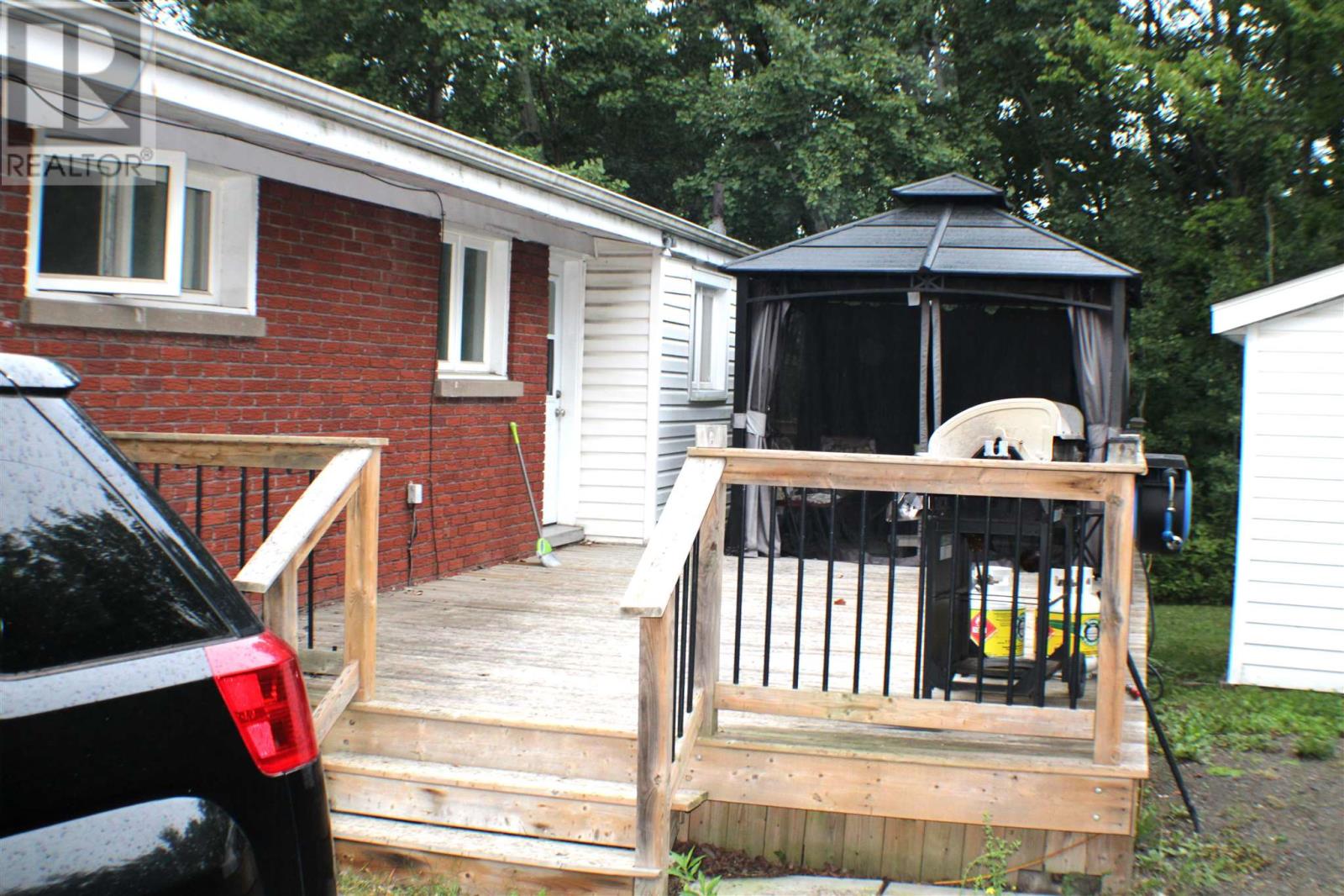 104 White Oak Dr W, Sault Ste Marie, Ontario  P6C 2H8 - Photo 2 - SM262449