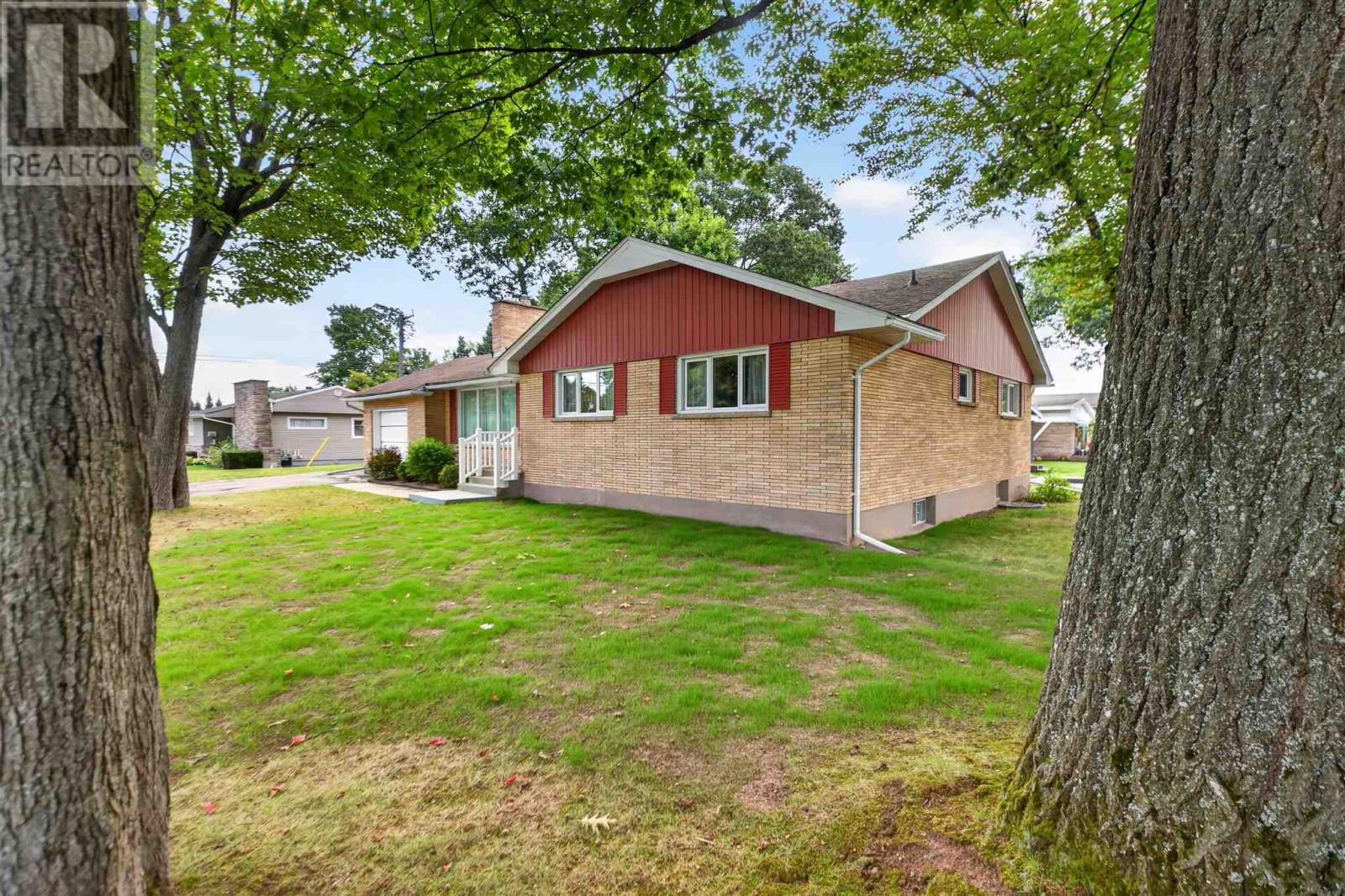 6 Pinemore Blvd, Sault Ste. Marie, Ontario  P6B 4E3 - Photo 2 - SM262452