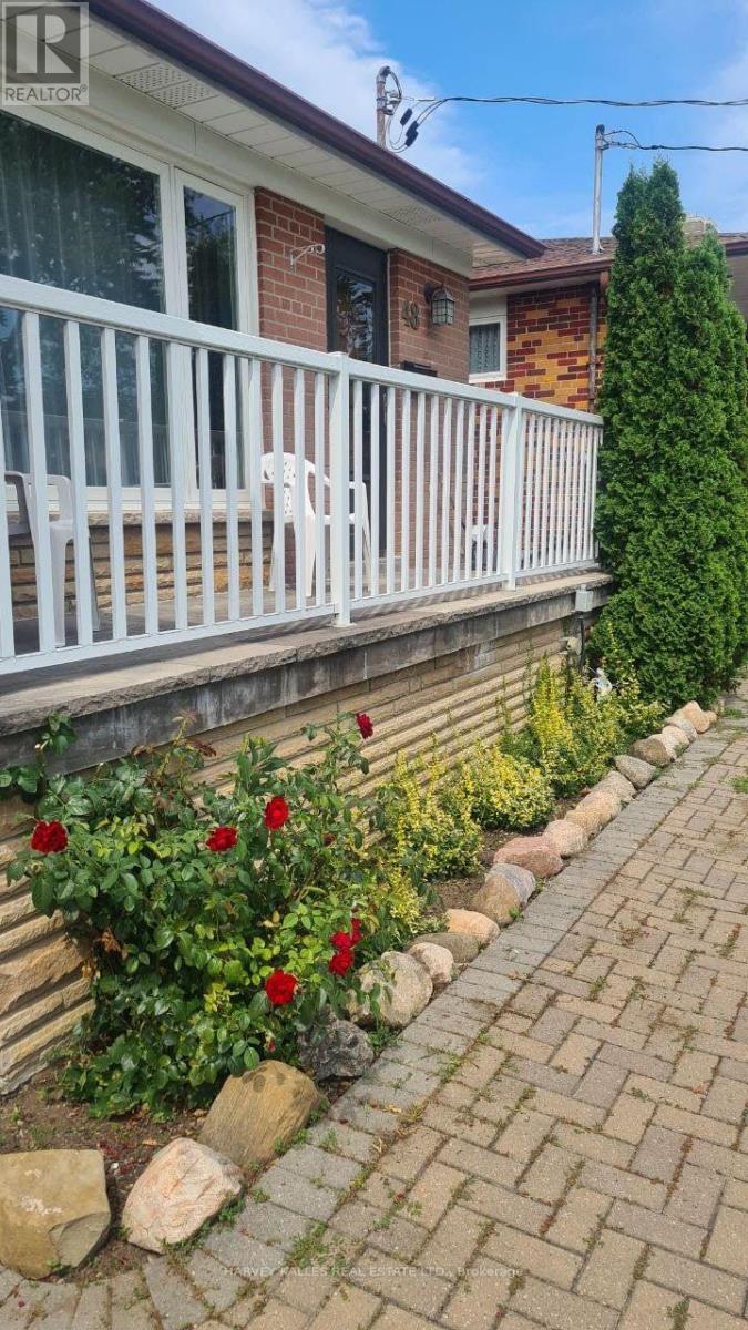 48 Green Bush Road, Toronto, Ontario  M2M 1P3 - Photo 2 - C13754834