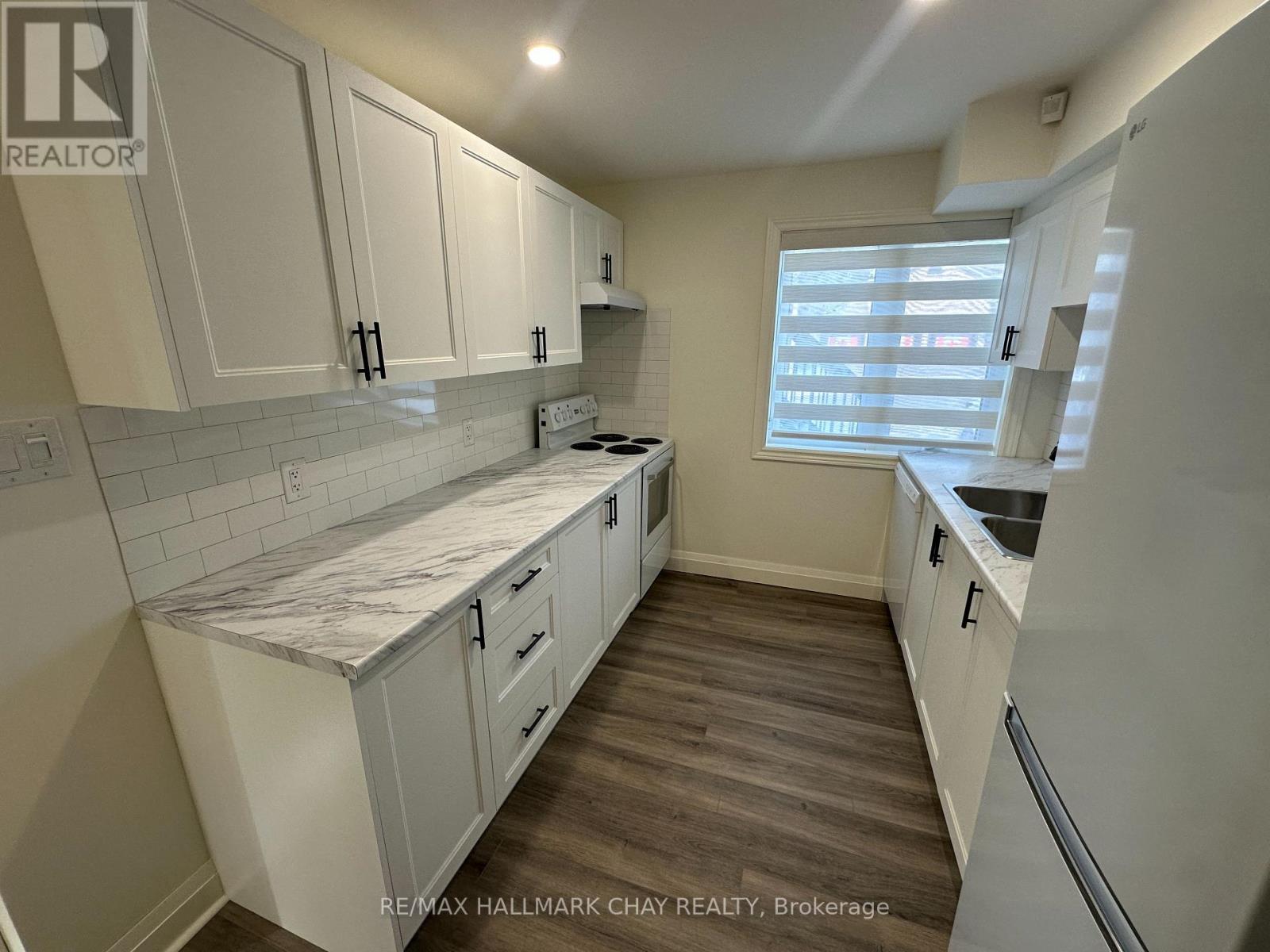 64 Logan Court, Barrie, Ontario  L4N 8G8 - Photo 5 - S13754838