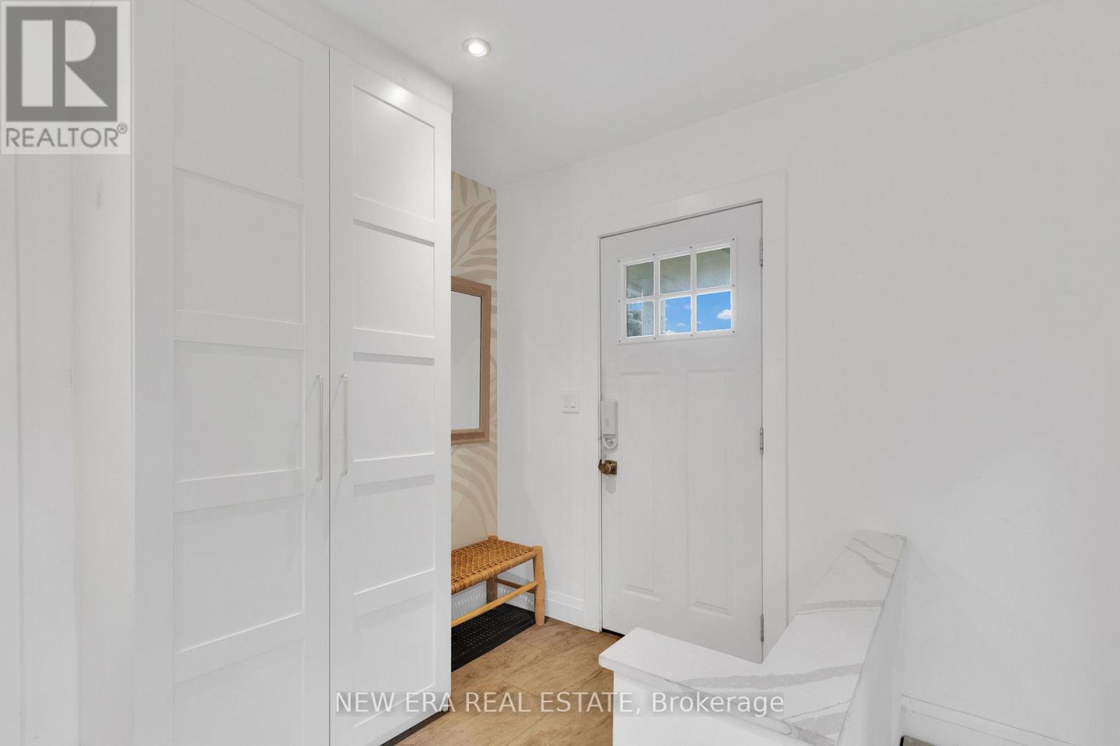 2 Foch Avenue, Toronto, Ontario  M8W 3W8 - Photo 5 - W13754582