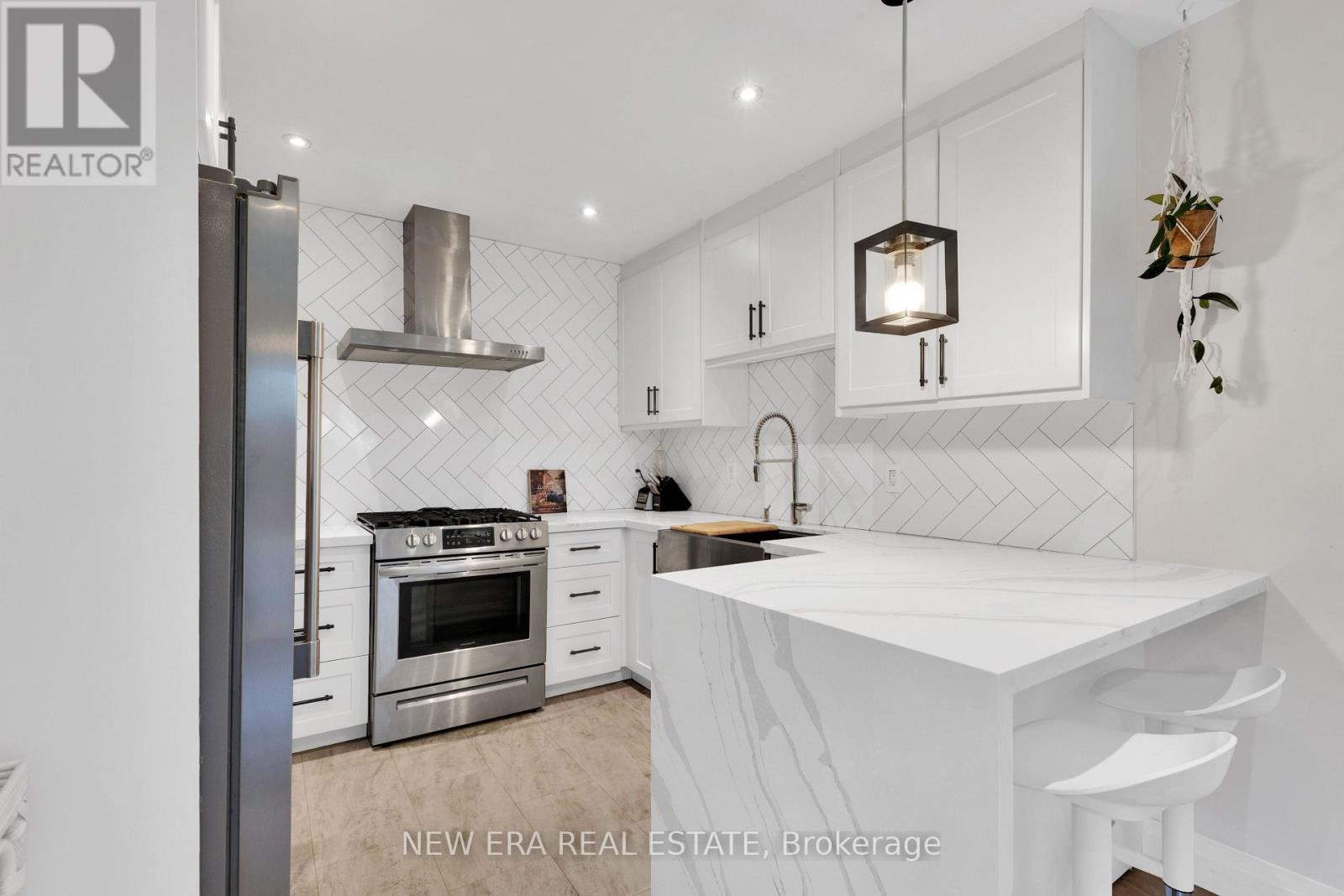 2 Foch Avenue, Toronto, Ontario  M8W 3W8 - Photo 6 - W13754582