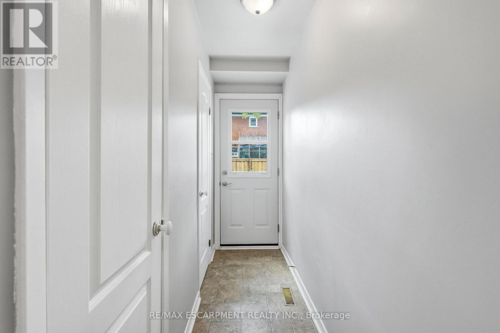 381 Clarksville Court, Mississauga, Ontario  L5A 1G7 - Photo 13 - W13754624