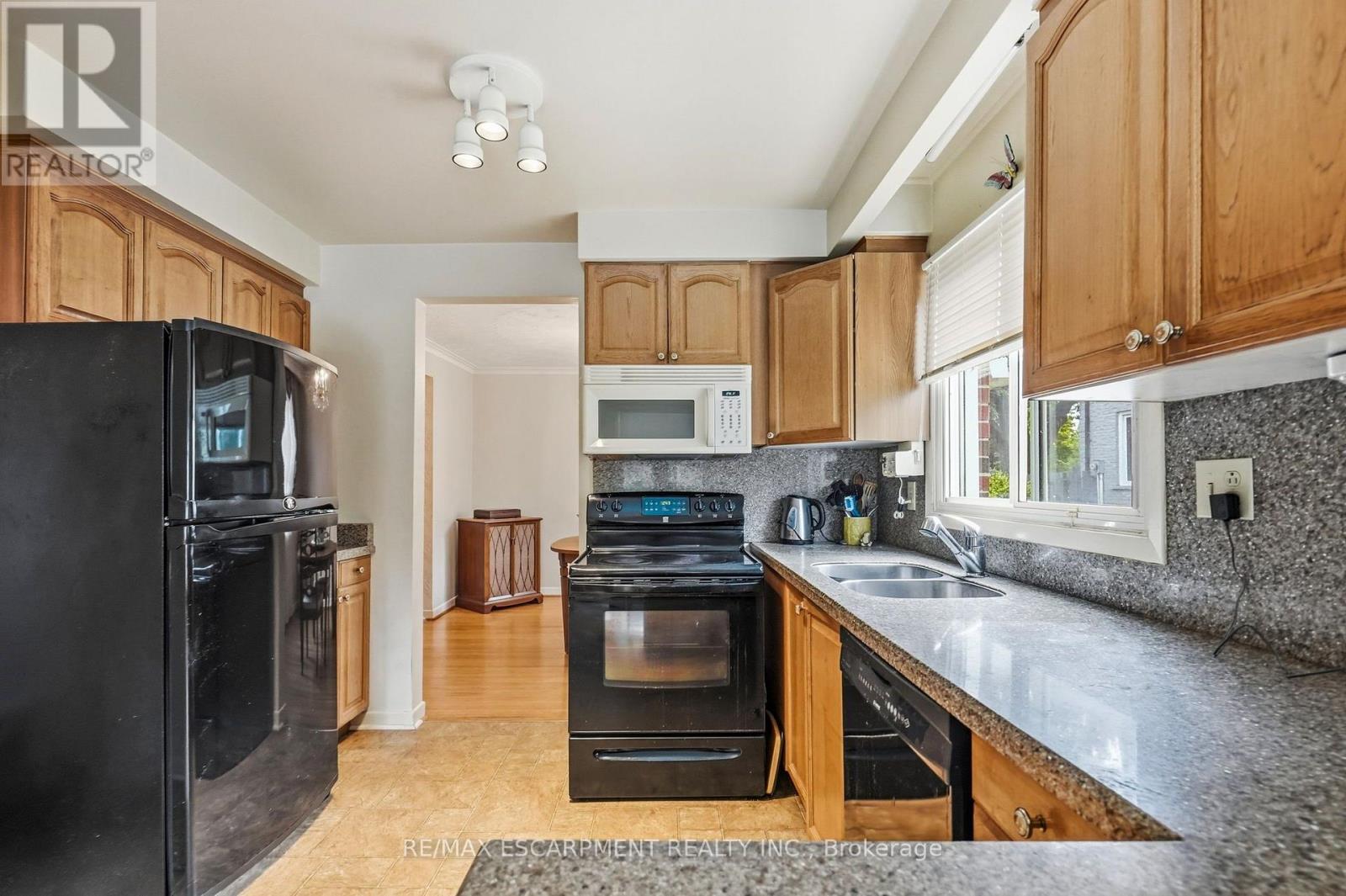 381 Clarksville Court, Mississauga, Ontario  L5A 1G7 - Photo 8 - W13754624
