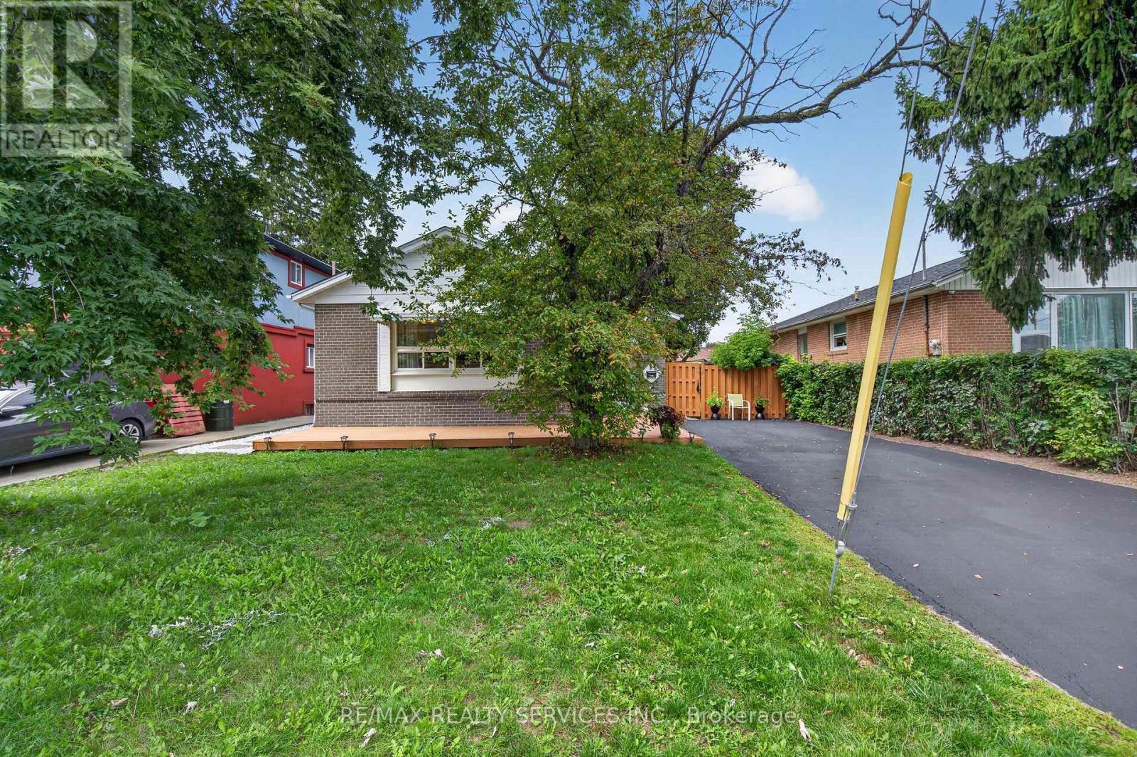 8 Leneck Avenue, Brampton, Ontario  L6X 2A7 - Photo 2 - W13754666