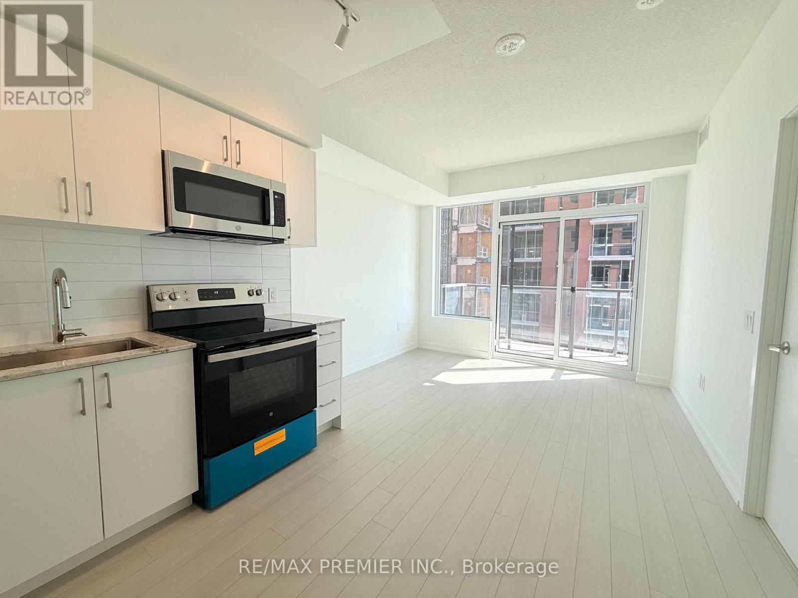 2112 - 4010 Eglinton Avenue W, Toronto, Ontario  M9A 0G5 - Photo 5 - W13754704