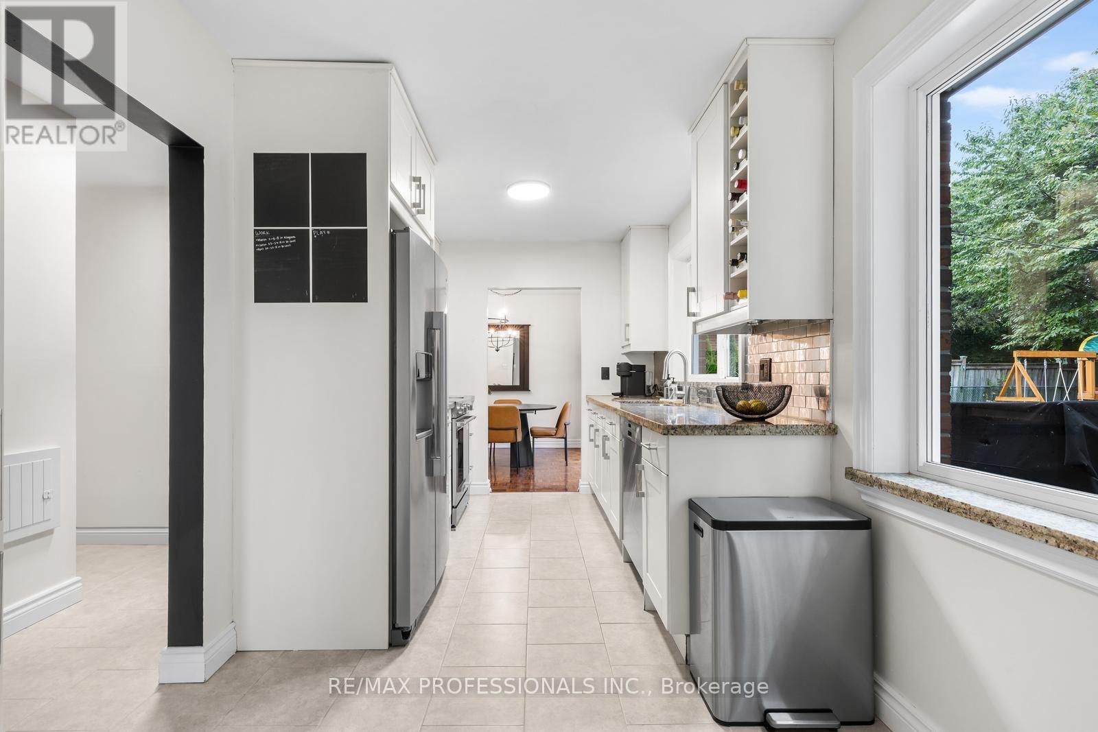 37 Birchleaf Crescent, Toronto, Ontario  M9R 2L5 - Photo 10 - W13754952