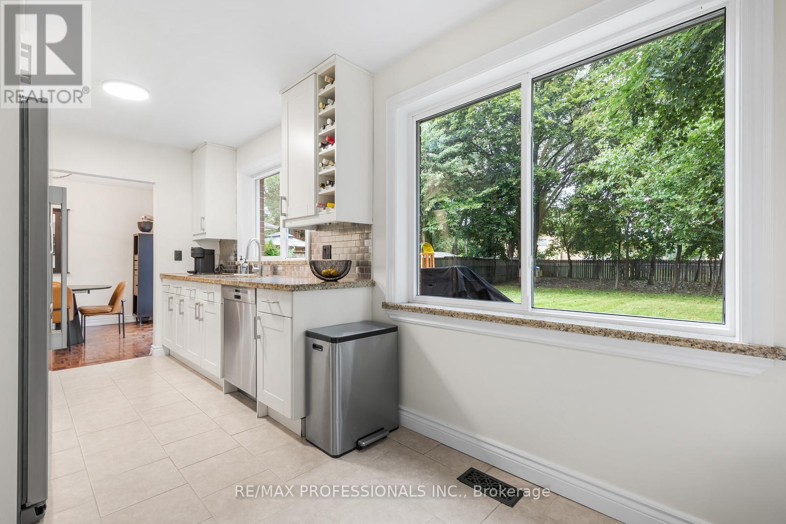 37 Birchleaf Crescent, Toronto, Ontario  M9R 2L5 - Photo 11 - W13754952