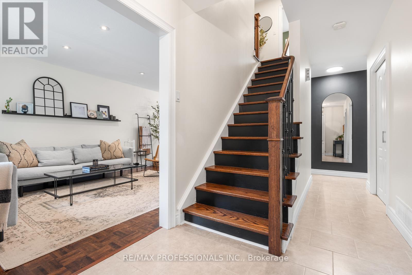 37 Birchleaf Crescent, Toronto, Ontario  M9R 2L5 - Photo 2 - W13754952