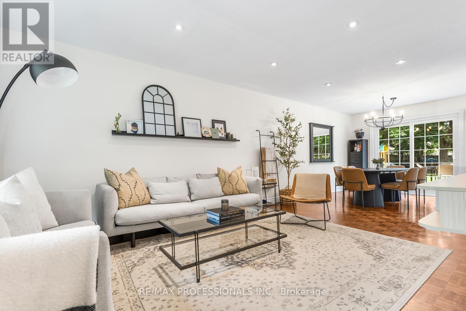 37 Birchleaf Crescent, Toronto, Ontario  M9R 2L5 - Photo 3 - W13754952