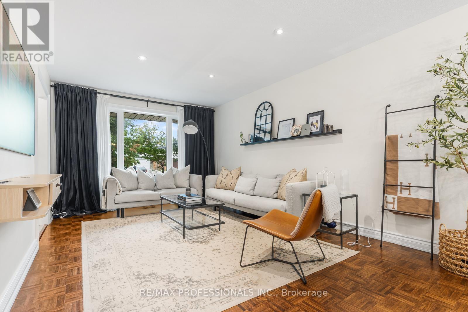 37 Birchleaf Crescent, Toronto, Ontario  M9R 2L5 - Photo 5 - W13754952
