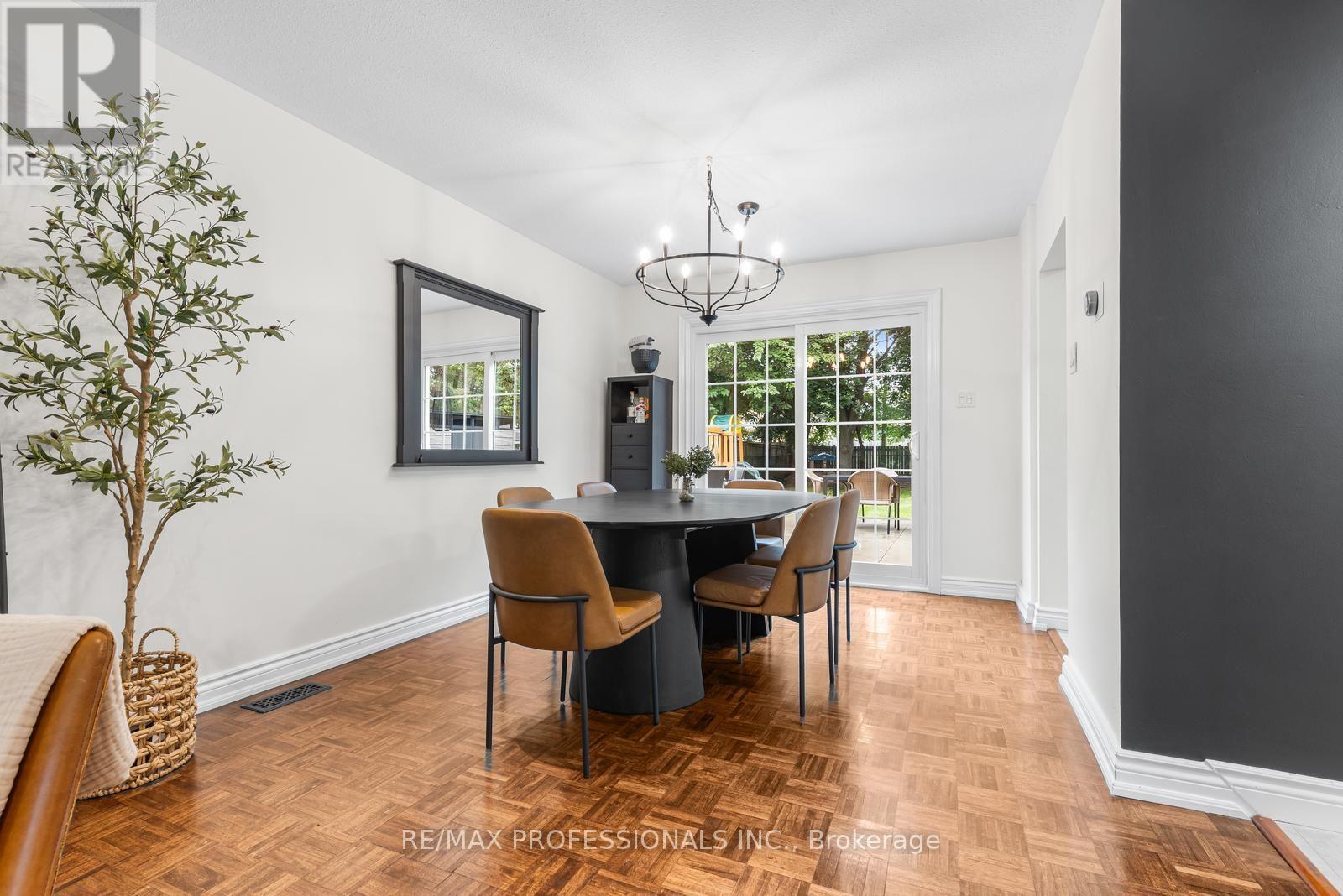 37 Birchleaf Crescent, Toronto, Ontario  M9R 2L5 - Photo 6 - W13754952