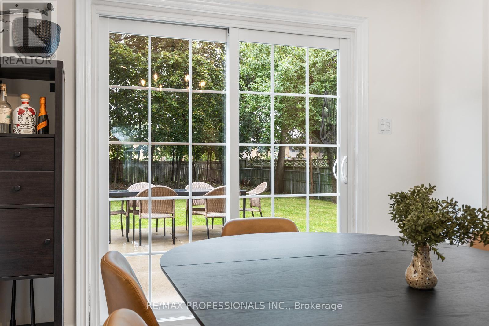 37 Birchleaf Crescent, Toronto, Ontario  M9R 2L5 - Photo 7 - W13754952
