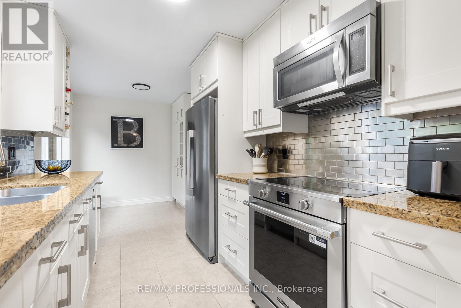 37 Birchleaf Crescent, Toronto, Ontario  M9R 2L5 - Photo 8 - W13754952