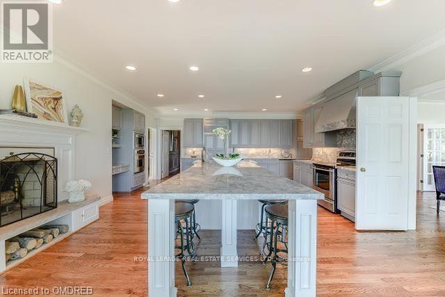 16 Ennisclare Drive W, Oakville, Ontario  L6J 4N2 - Photo 4 - W13754954