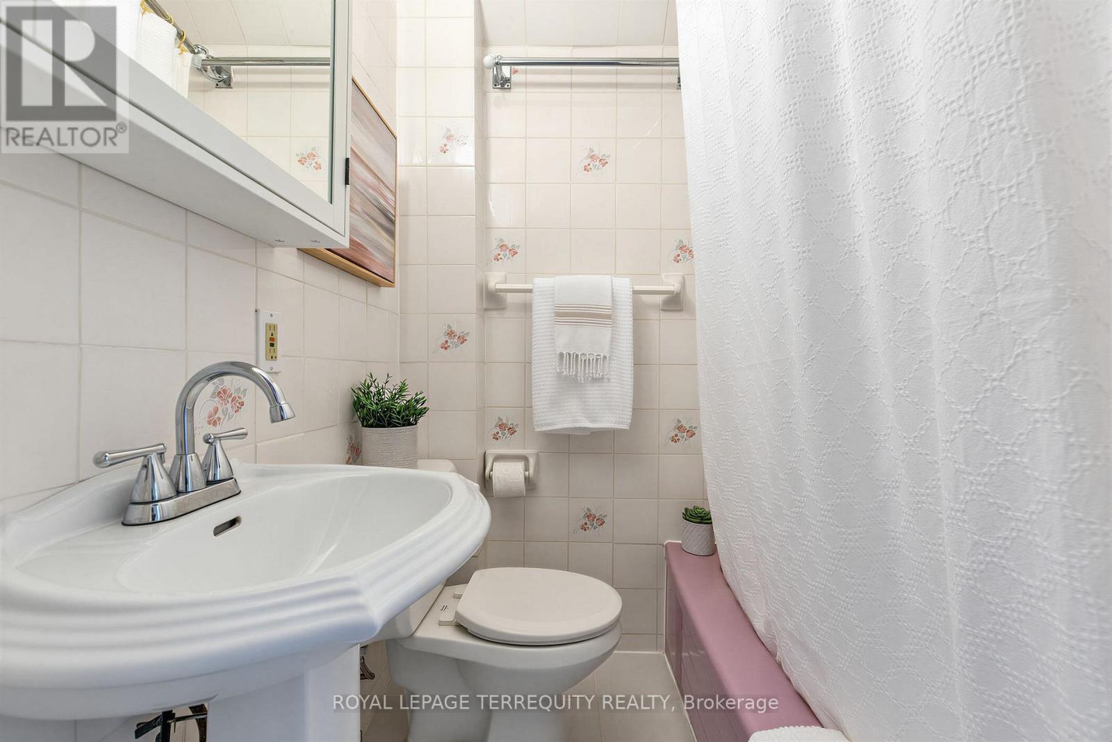 211 Blackthorn Avenue, Toronto, Ontario  M6N 3H7 - Photo 20 - W13755026