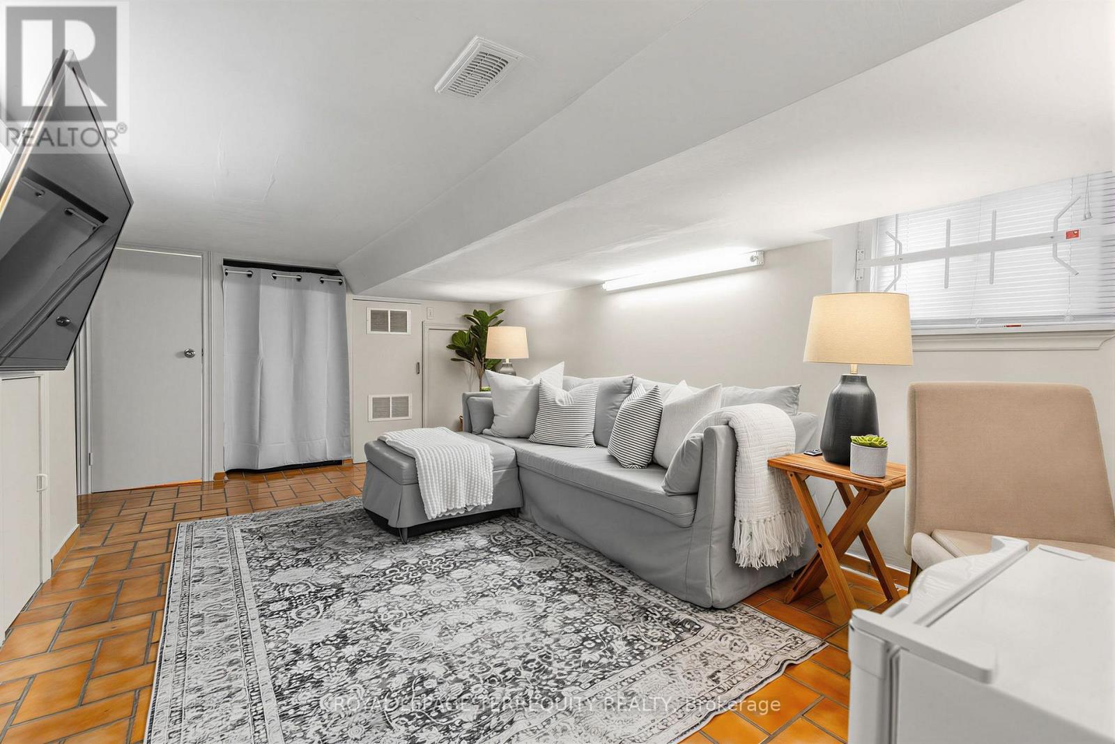 211 Blackthorn Avenue, Toronto, Ontario  M6N 3H7 - Photo 21 - W13755026