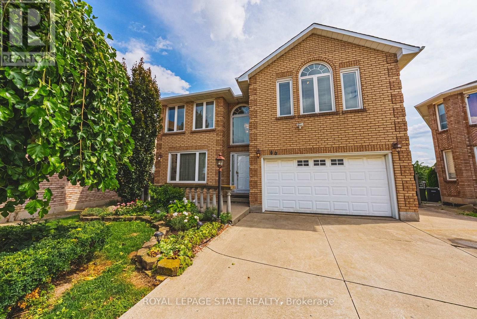 90 FAIRINGTON CRESCENT, Hamilton, Ontario