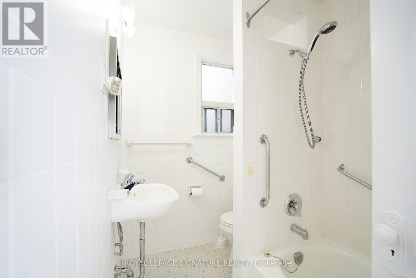 Upper - 393 Milverton Boulevard, Toronto, Ontario M4J 1W1 - Photo 10 - E13755036