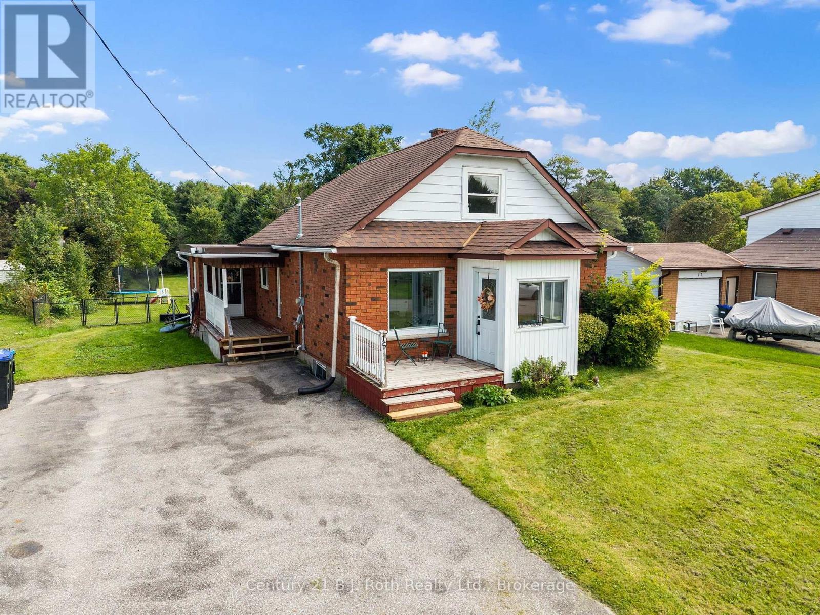 15 Lucy Street, Penetanguishene, Ontario  L9M 1K7 - Photo 1 - S13755114