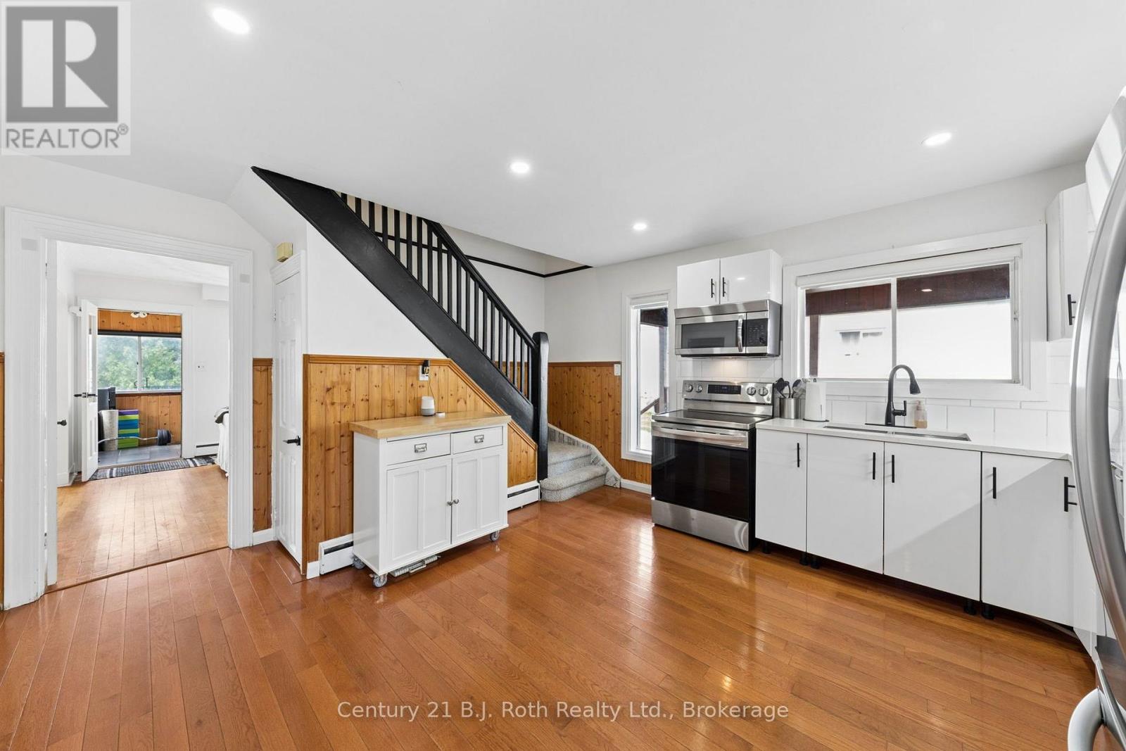 15 Lucy Street, Penetanguishene, Ontario  L9M 1K7 - Photo 4 - S13755114