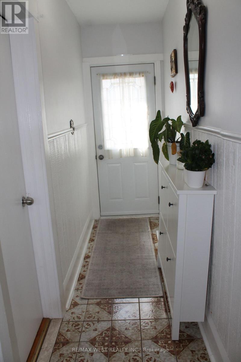 11a Woodcroft Crescent, Toronto, Ontario M6E 1W7 - Photo 2 - W13755076