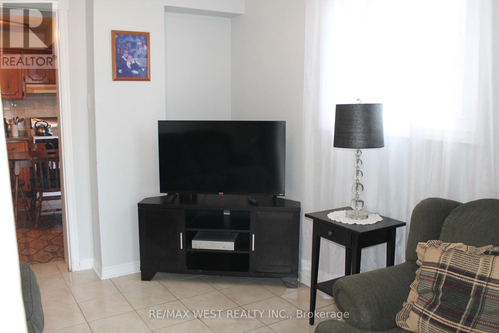 11a Woodcroft Crescent, Toronto, Ontario M6E 1W7 - Photo 4 - W13755076