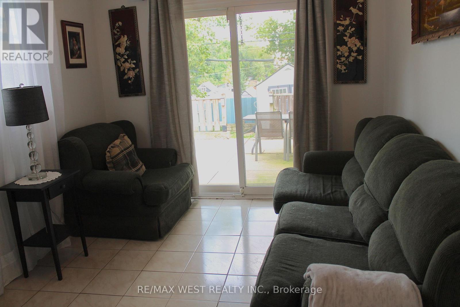 11a Woodcroft Crescent, Toronto, Ontario M6E 1W7 - Photo 5 - W13755076