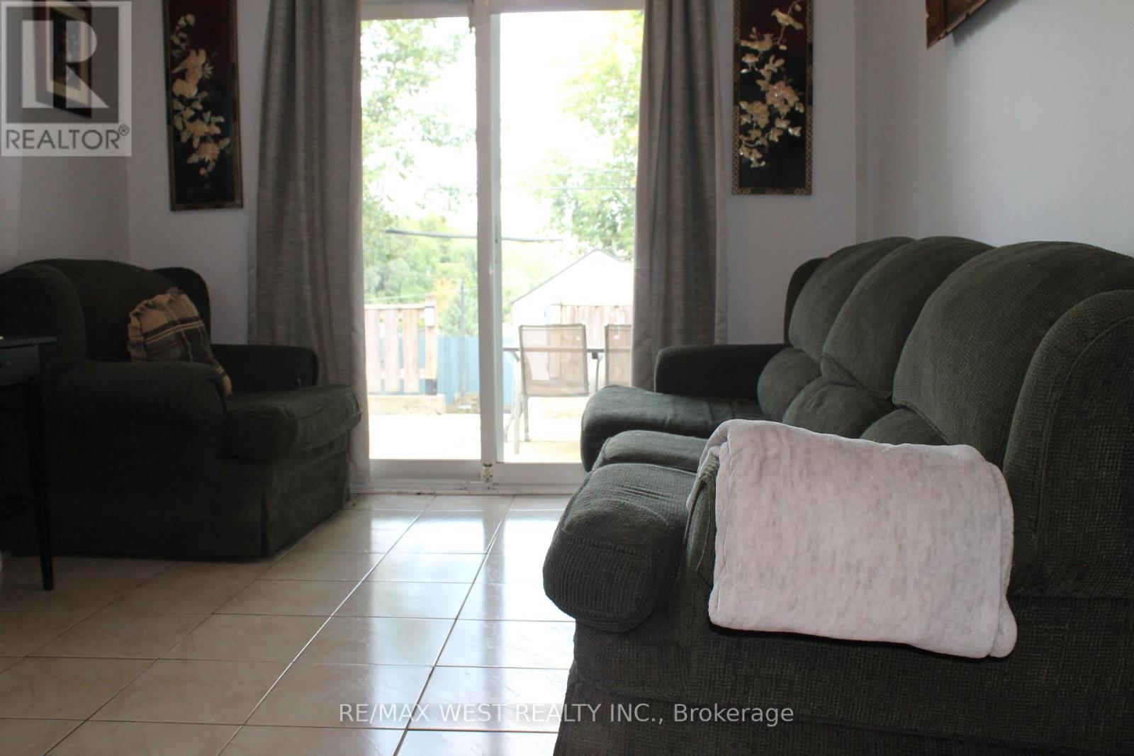 11a Woodcroft Crescent, Toronto, Ontario M6E 1W7 - Photo 6 - W13755076